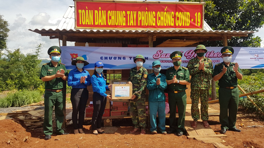 Trao tặng chăn bông và các nhu yếu phẩm tại 12 chốt Biên phòng