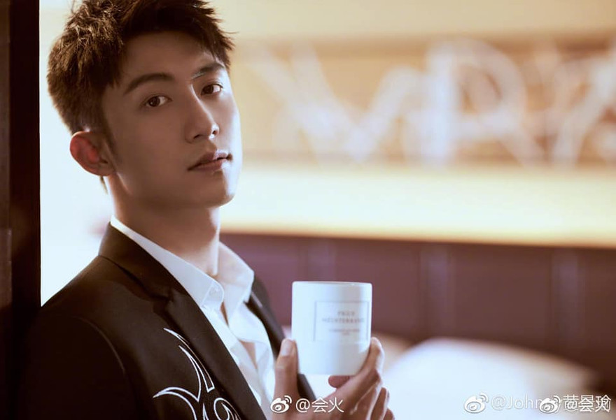 Phim mới vừa có lịch chiếu, Hoàng Cảnh Du lại bị “gọi hồn” quá khứ bạo hành