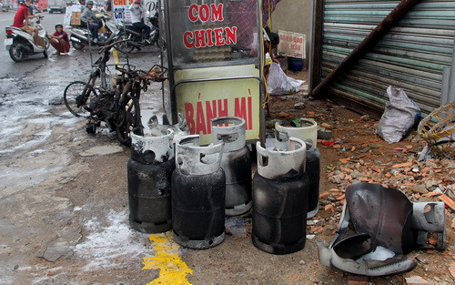 Xe máy bị thiêu rụi, còn các bị gas cháy đen. Ảnh: Phước Tuấn.