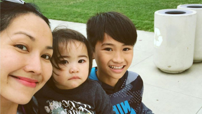 Kim Hiền dành phần lớn thời gian chăm sóc hai con. Ảnh: FBNV.