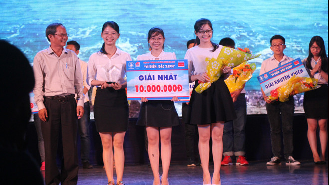 Ban tổ chức trao giải nhất cho nhóm tác giả dự án “Giờ thực hành cho em” 