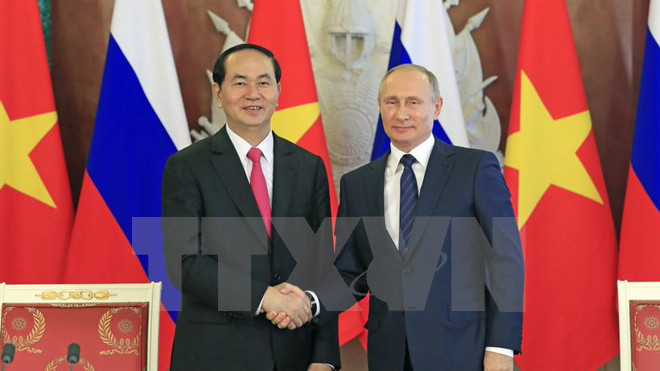Chủ tịch nước Trần Đại Quang và Tổng thống Liên bang Nga V. Putin bắt tay sau Lễ ký các văn kiện hợp tác giữa hai nước. (Ảnh: Nhan Sáng/TTXVN)