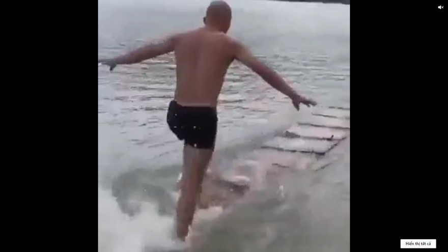 Cao thủ Thiếu Lâm biểu diễn khinh công đi trên mặt nước