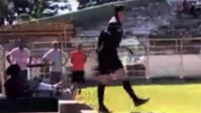 De Souza mang súng vào sân.