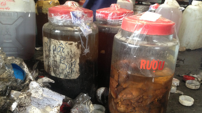 Rượu tự ngâm không rõ nguồn gốc dễ gây ngộ độc cho người dùng