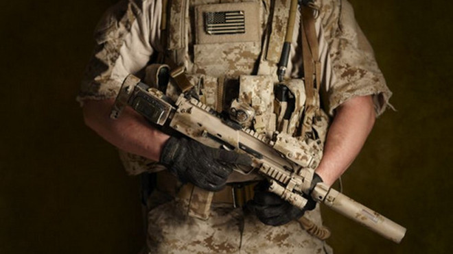 Một lính đặc nhiệm Mỹ với khẩu MP7. Ảnh: Pinterest.
