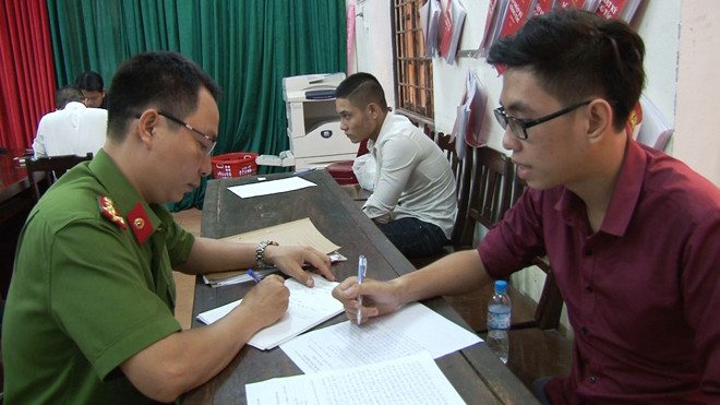 Đối tượng cướp giật Đức (áo đỏ) và Rin tại cơ quan công an Huế