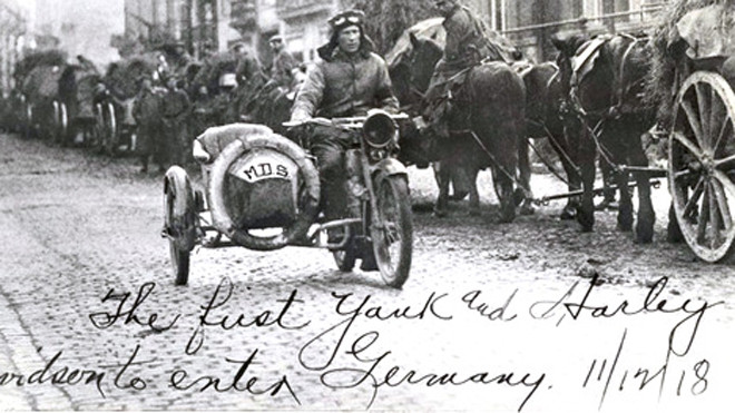 Chiếc xe môtô lần đầu tiên xuất hiện trong quân đội là một chiếc Harley-Davidson do Trung úy Roy Holtz (Mỹ) điều khiển.