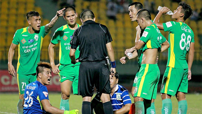 Chí Công (cầm chai nước, đứng thứ hai từ bên phải) nổi tiếng với lối chơi quyết liệt. Ảnh: Dương Thu.