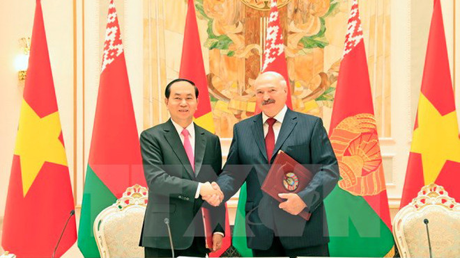 Chủ tịch nước Trần Đại Quang và Tổng thống Belarus Alexander Lukashenko tại Lễ ký Tuyên bố chung Về phát triển toàn diện và sâu rộng giữa Cộng hòa xã hội chủ nghĩa Việt Nam và Cộng hòa Belarus. (Ảnh: Nhan Sáng/TTXVN)