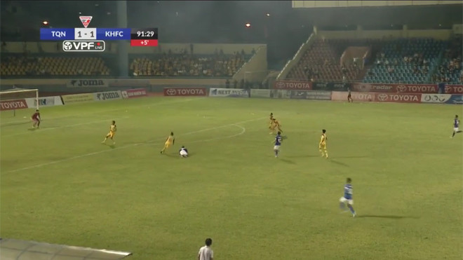 Pha đốt lưới nhà khó tin của cầu thủ Khánh Hòa