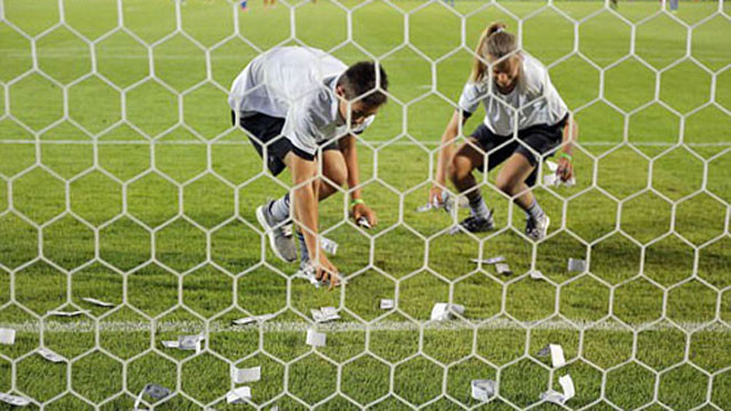 CĐV ném tiền giả vào thủ môn U21 Italy