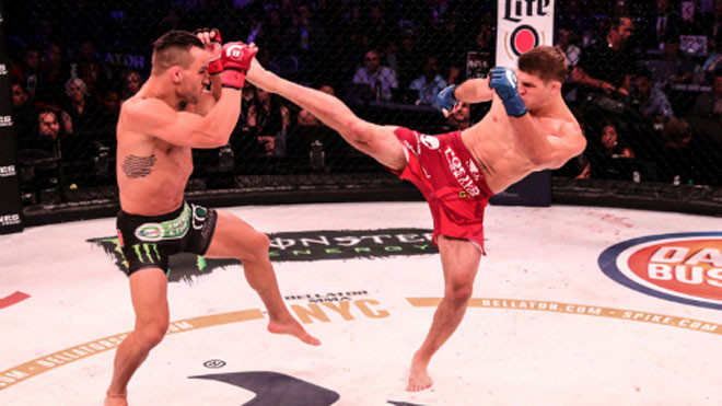 Chandler (trái) và Primus ở trận tranh đai. 