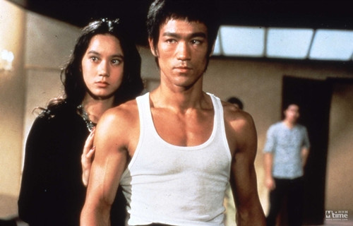 Miêu Khả Tú chưa bao giờ thừa nhận và cũng không phủ nhận tin đồn hẹn hò với huyền thoại võ thuật Trung Quốc.