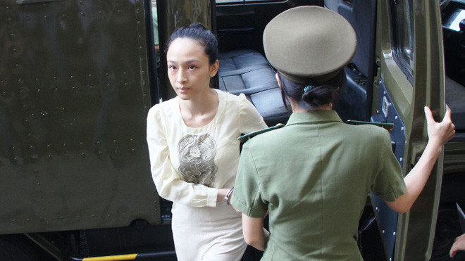 Phương Nga được đưa đến tòa.