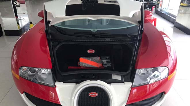 Siêu xe Bugatti Veyron đang được rao bán tại một showroom ở TP.HCM. Ảnh: Huracan.