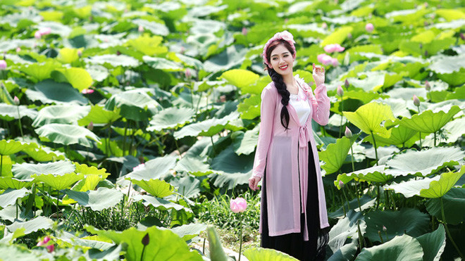 Hot girl Hà Minh bất ngờ “tái xuất” với bộ ảnh rạng ngời bên sen