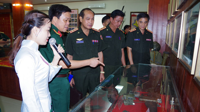 Đoàn cán bộ Bộ Quốc phòng Lào tham quan, ghi sổ lưu niệm tại Phòng truyền thống Bộ Chỉ huy Quân sự tỉnh Nghệ An, sáng 28/6 