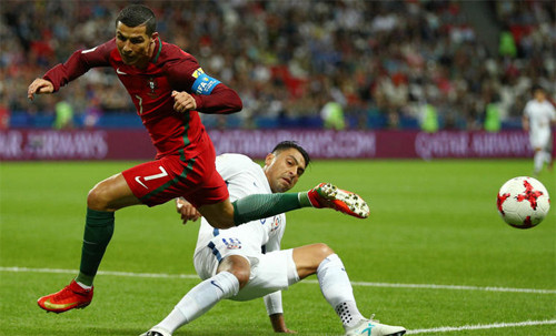 Ronaldo mới phải chia tay Confed Cup khi thua Chile trên chấm 11m. Ảnh: Reuters