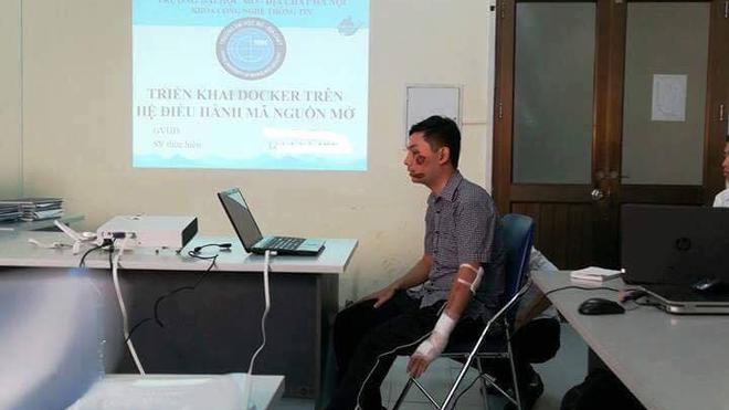 Bức ảnh nói lên tinh thần và nỗ lực tốt nghiệp của sinh viên ĐH Mỏ - Địa chất khiến nhiều người nể phục.