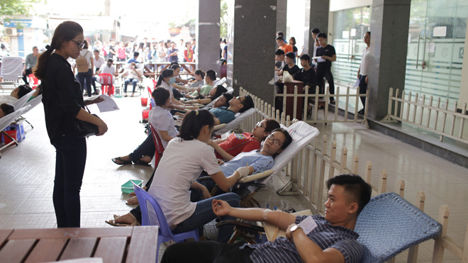Hàng trăm sinh viên nhiệt tình thực hiện nghĩa cử cao đẹp hiến máu cứu người. 