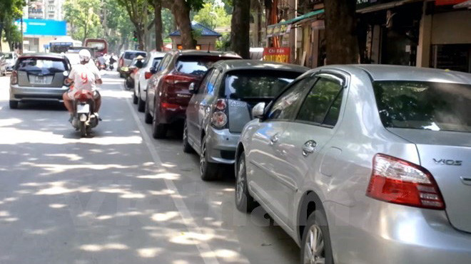 Thí điểm đỗ xe theo ngày chẵn lẻ sẽ giúp tuyến phố thoáng đãng hơn khi xe chỉ được đỗ ở một bên đường. (Ảnh: Doãn Đức/Vietnam+)