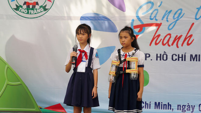 Nhóm học sinh trường tiểu học Bình Mỹ (huyện Cần Giờ, TPHCM) đoạt giải nhất với sản phẩm sáng tạo “Áo phao cứu sinh”. Trong ảnh: Các em thuyết trình về sản phẩm của mình.