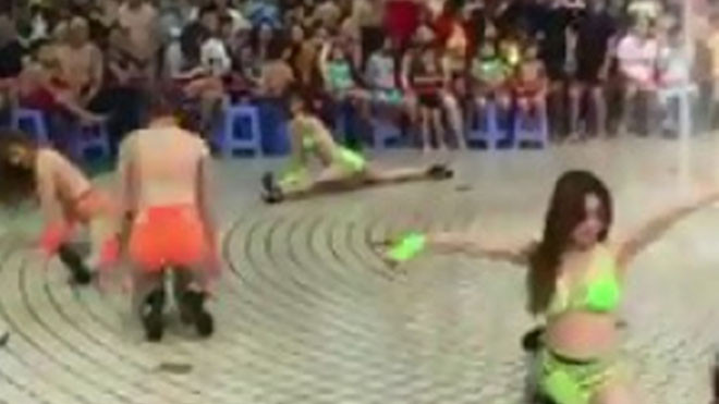 Nhóm vũ công mặc bikini nhảy múa ở Công viên nước Đầm Sen. Ảnh cắt từ clip