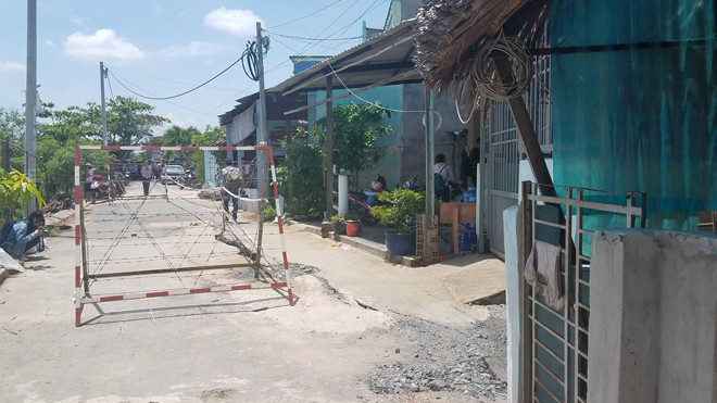 Vết nứt kéo dài hàng chục mét trên mặt đường.