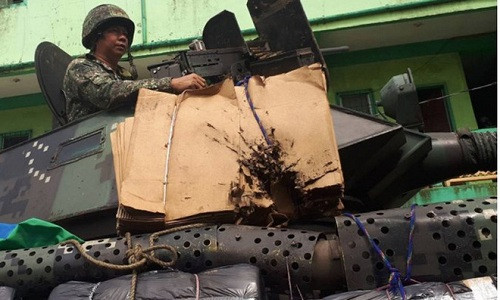 Xe thiết giáp Philippines được gia cố bằng bìa các tông. (Ảnh: Popular Mechanic)