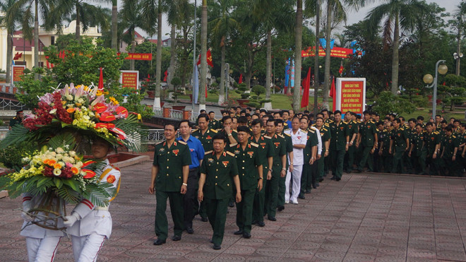Các đại biểu về dự đại hội dâng hương tại tượng đài Bác Hồ trong khuôn viên Bộ Tư lệnh Quân khu 3, sáng 14/6