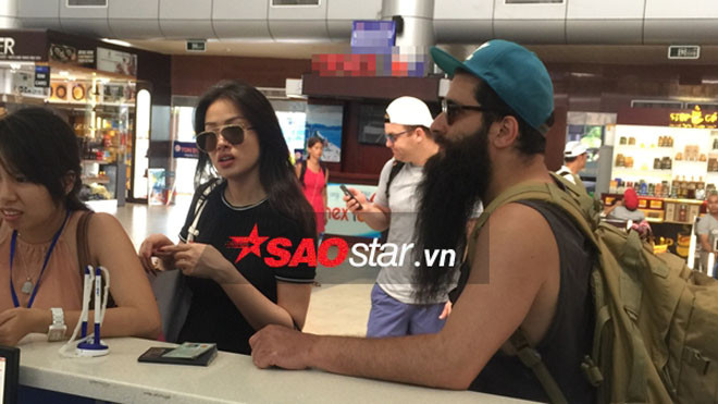 Đạo diễn phim ‘Kong’ ôm eo Yaya Trương Nhi ở sân bay Cam Ranh