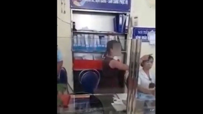 Hình ảnh cô L (áo đen) gây rối được lan truyền chóng mặt trên mạng *ảnh cắt từ Clip 