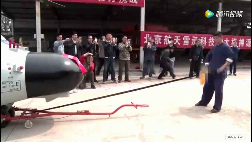 Cao thủ Thái Cực Quyền phá kỷ lục dùng hạ bộ kéo trực thăng 5 tấn