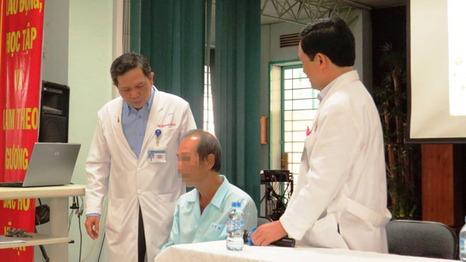 Ông T. bị hóc xương hơn 10 ngày nhưng bệnh viện địa phương khám không phát hiện.