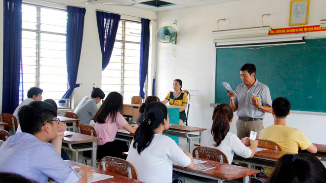 Cán bộ coi thi phổ biến lại các quy định trong giờ thi cho thí sinh. Ảnh: Thanh Trần.