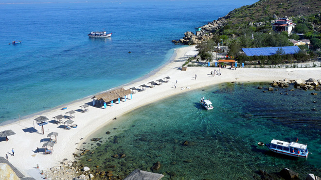 Bãi tắm đôi ở Hòn Nội