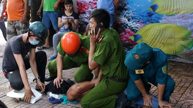 Công an và dân quân phường Tân Lập khống chế người đàn ông