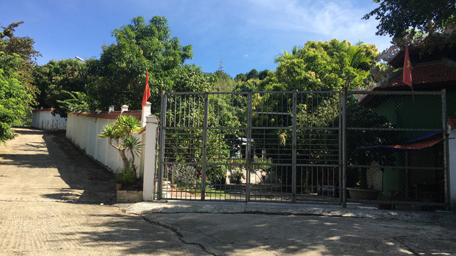 Khu biệt phủ vắng vẻ, được đóng kín cửa. Ảnh: Thanh Trần. 