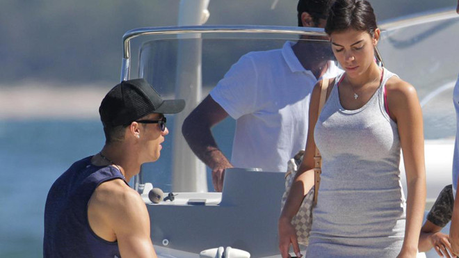 Ronaldo 'ghi bàn' với bồ trước chung kết Champions League