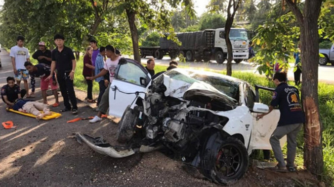 Chiếc xe chở hoa hậu vỡ nát sau va chạm mạnh. Ảnh: Thairath.