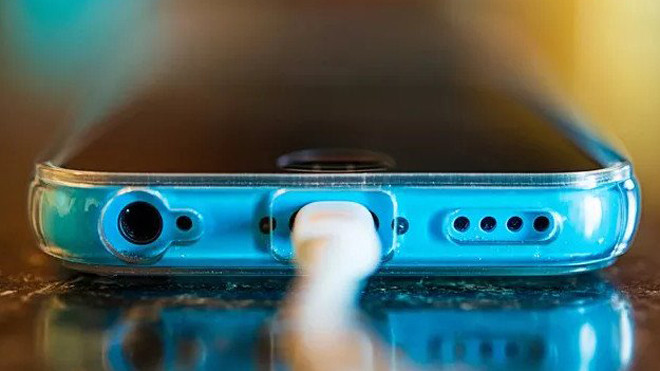 Tất cả chúng ta đang sạc điện thoại sai cách: Thảo nào pin điện thoại nhanh 'chai'