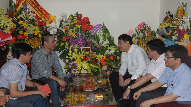 Ông Nguyễn Đắc Vinh - Ủy viên BCH Trung ương Đảng, Bí thư tỉnh ủy, Trưởng đoàn Đại biểu Quốc hội tỉnh Nghệ An trò chuyện cùng đại diện Báo Tiền Phong tại Nghệ An nhân ngày 21/6