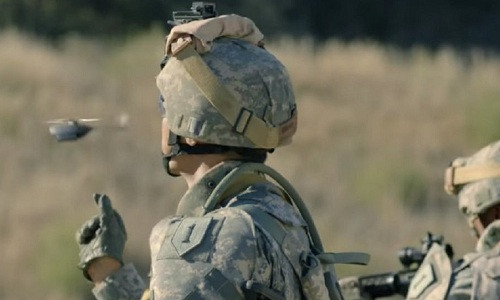 Bộ binh Mỹ sử dụng UAV cỡ nhỏ trong tác chiến. Ảnh: US Army.