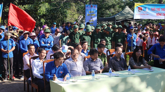 Đông đảo ĐVTN, chiến sĩ trẻ lực lượng vũ trang tham gia hưởng ứng chiến dịch thanh niên tình nguyện hè 2017. 