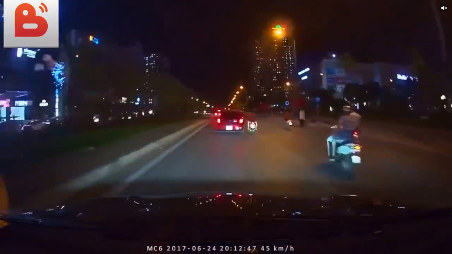 Ba thanh niên đầu trần tạt đầu ô tô và cái kết đắng lòng vì bị trả đũa