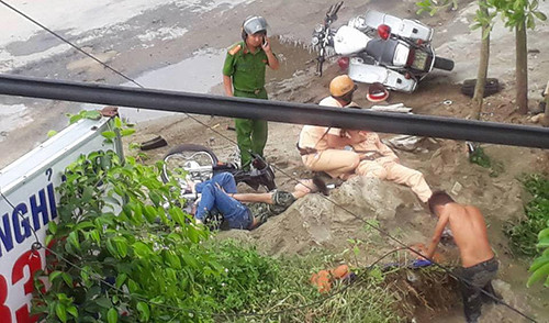 Vụ tai nạn khiến hai cảnh sát và hai thanh niên bị thương. Ảnh người dân cung cấp. 