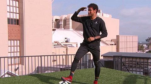 Tròn mắt xem Neymar phô diễn khả năng đá phạt siêu dị