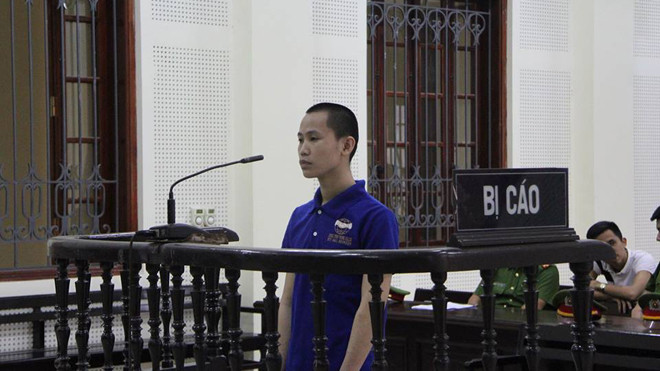 Bị cáo Hiếu trước vành móng ngựa.