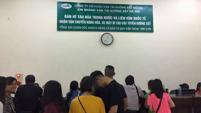 Nhiều khách xếp hàng chờ mua vé nhưng ngán ngẩm ra về sau khi nghe thông báo. Ảnh: Thùy Đinh.